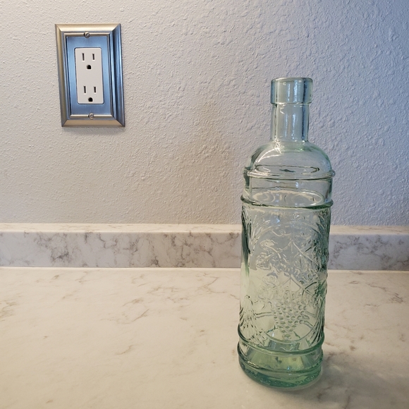 Made In Spain Williams&Sonoma Light Green Glass Embossed Grapevines Bottle - Picture 2 of 9